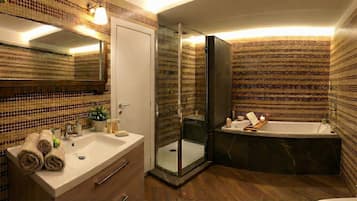 Deluxe Apartment | Bilik Mandi | Tab mandi dan pancuran berasingan, kelengkapan dandanan diri percuma