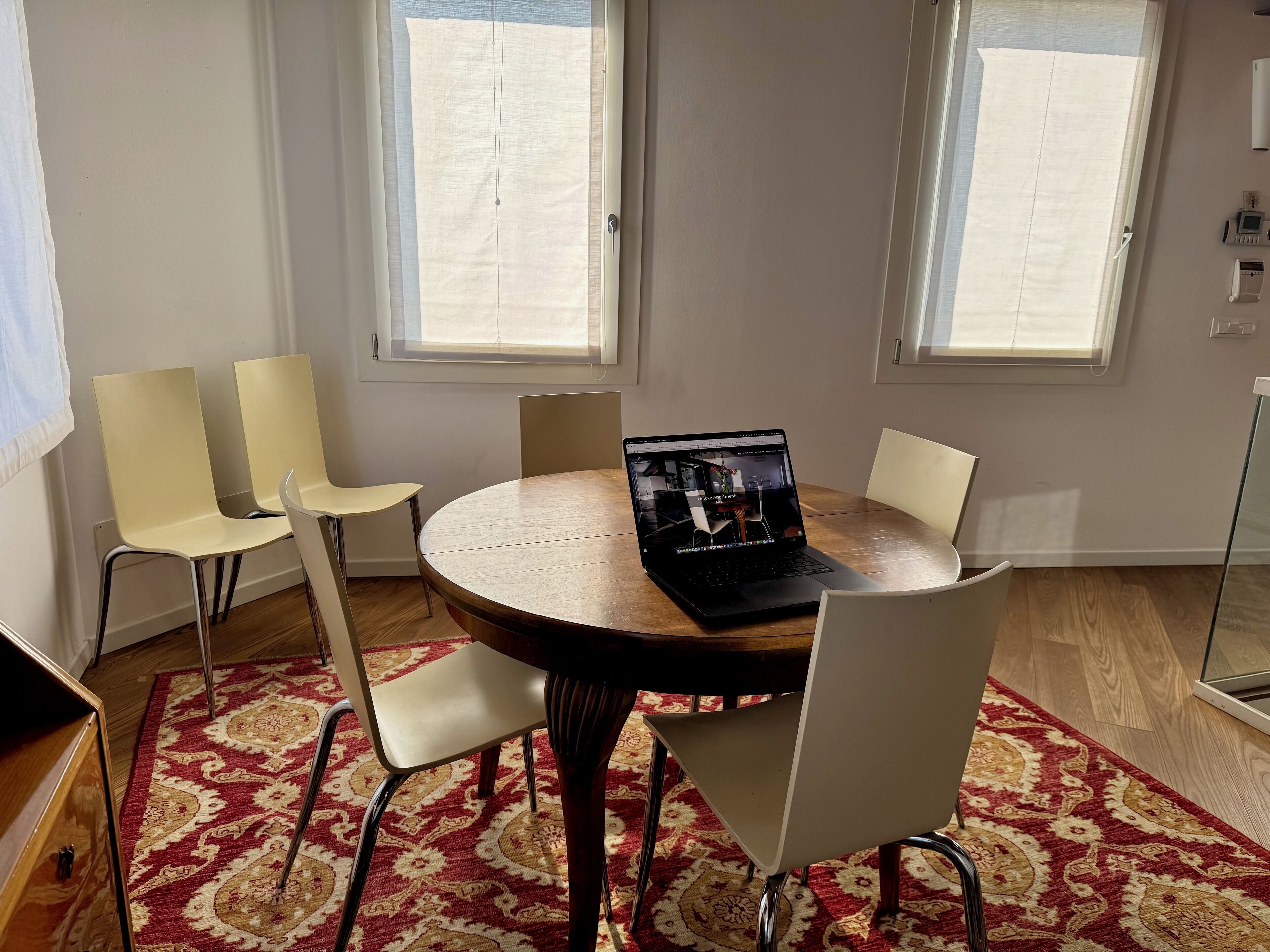 Deluxe Apartment | Dining room
