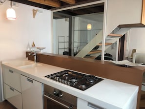 Apartamento luxo | Cozinha privada | Geladeira, fogão, cooktop, lava-louças