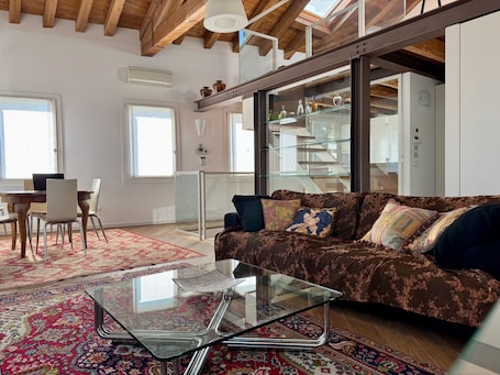 40-inch LCD TV with cable channels. Motta di Livenza Deluxe