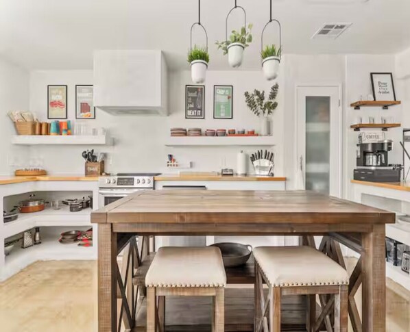 ثلاجة، ميكروويف، فرن، موقد طهي مسطح