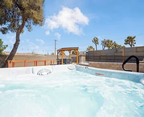 Outdoor spa tub - Barberry Oasis - Desert Getaway -  Pool, Hot Tub, Game Room & BBQ (Yucca Valley)
