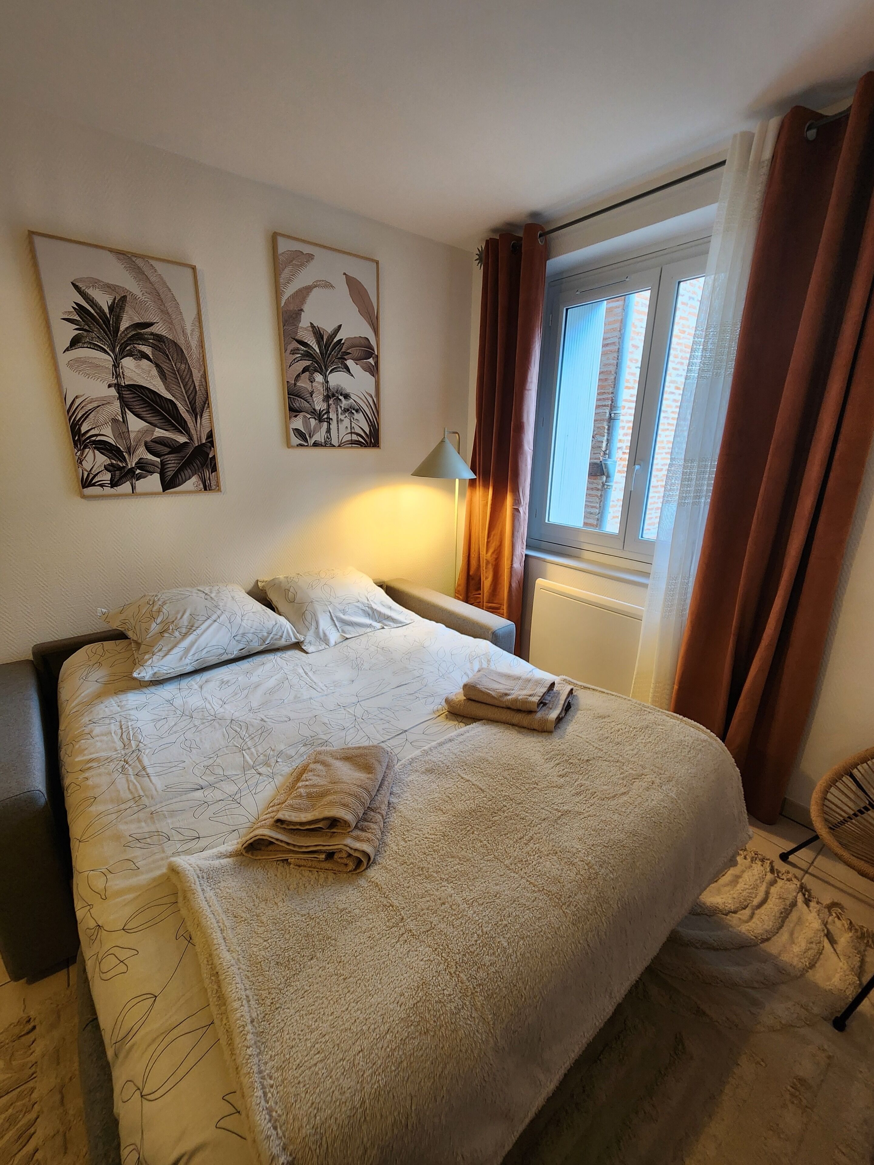 1 dormitorio, tabla de planchar con plancha, ropa de cama