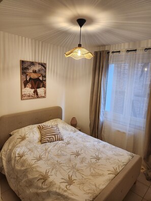 مكواة/لوح كي وخدمة الإنترنت وملاءات أسرّة