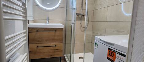 Regadera, secadora de cabello, toallas, jabón