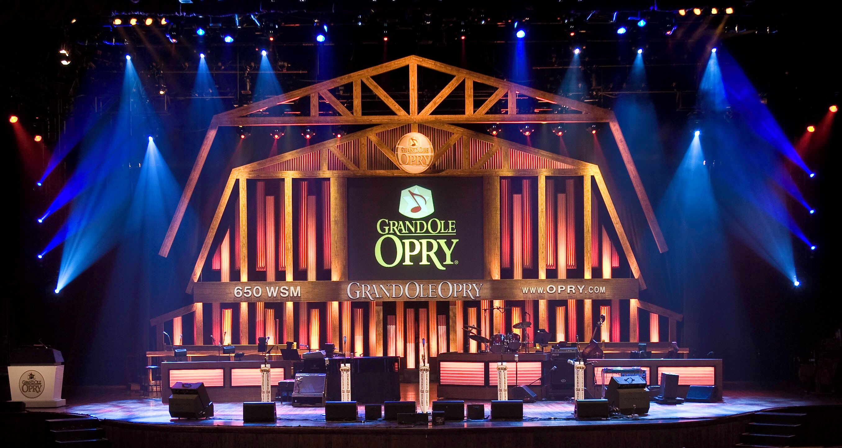 Lava, jossa on puinen rakenne, logo sekä tekstit ”GRANDOLLE OPRY” ja ”650 WSM”.