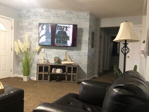 TV - 324 Atlantic, a fully furnished mid or long term rental close to it all! (Oak Grove)