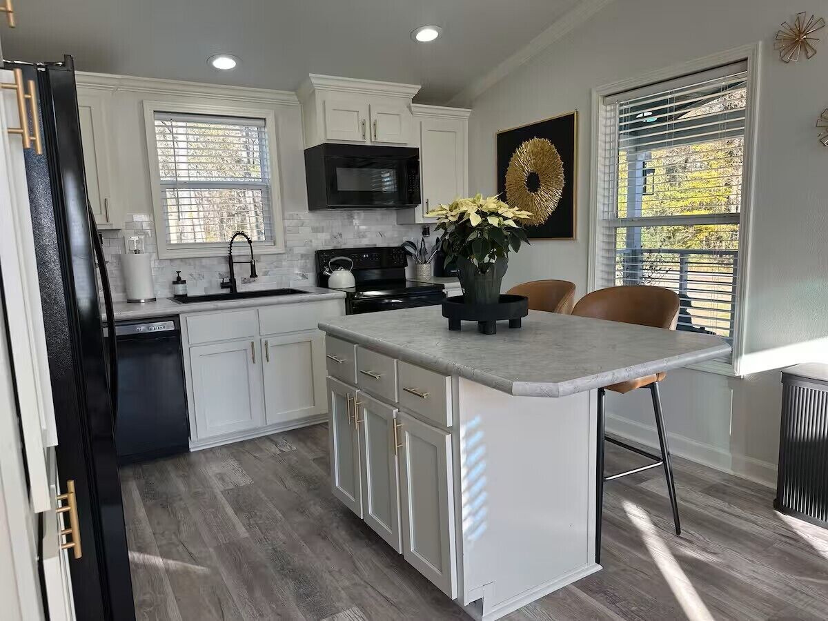 Een microgolfoven, een oven, een kookplaat