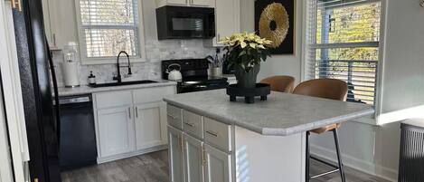 Een microgolfoven, een oven, een kookplaat