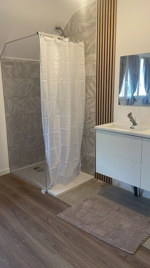 Douche, serviettes fournies, savon, papier toilette