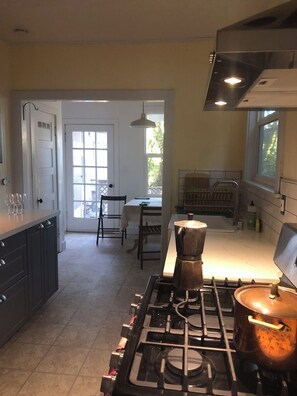 Private kitchen - Charming Mid-Term Rental on the Hill in Calistoga (Calistoga)
