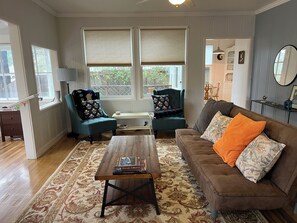 Living area - Charming Mid-Term Rental on the Hill in Calistoga (Calistoga)