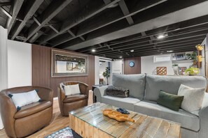 Lobby - New|Walk to Lambeau|Sleeps10|Grill! Sunroom! (Green Bay)