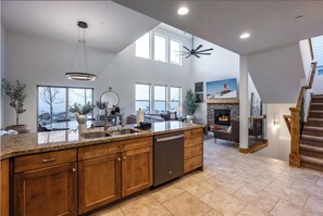 Rumah Mewah, 4 kamar tidur | Makan di kamar