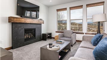 Luxury House, 4 Bedrooms | Living area