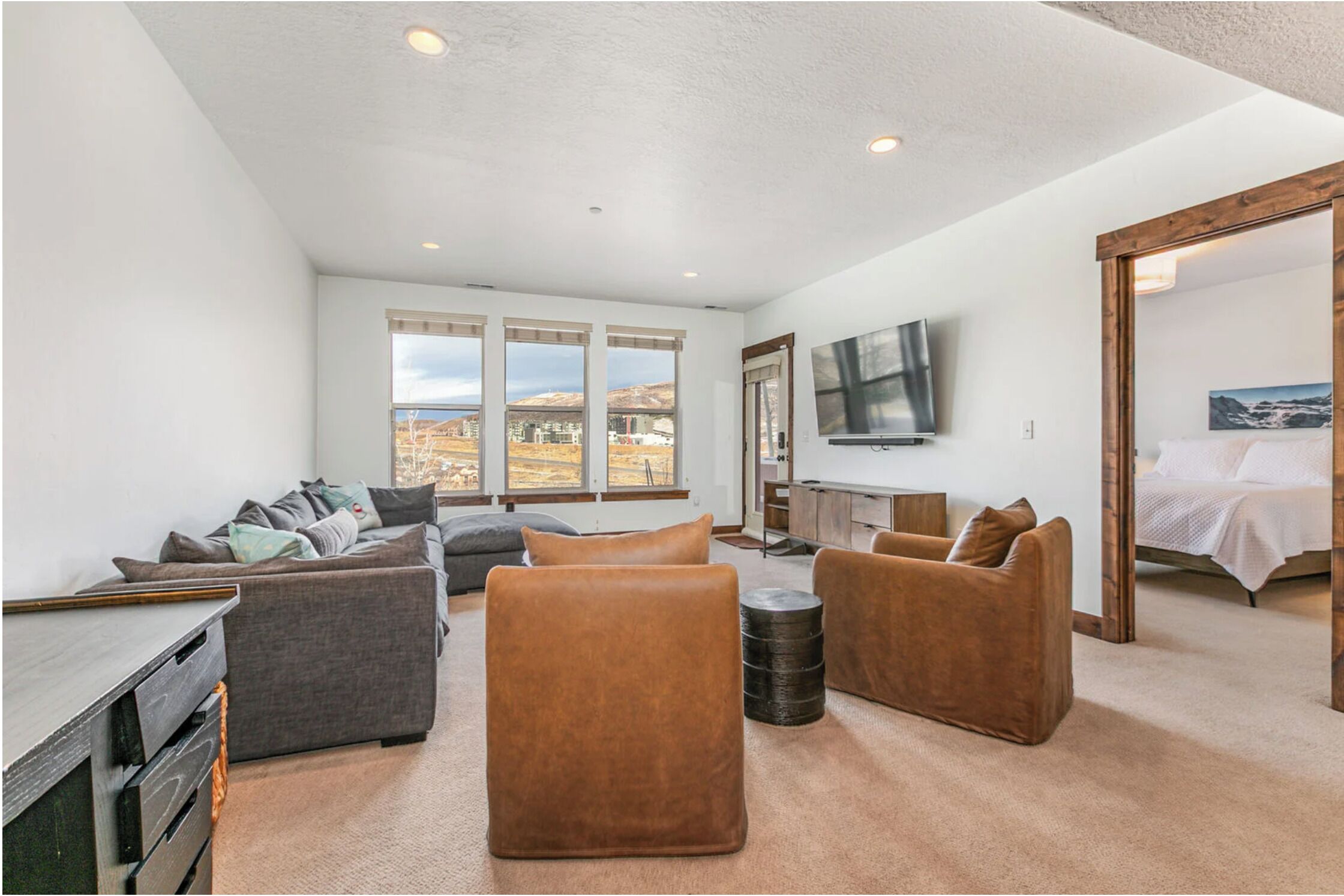 Luxury House, 4 Bedrooms | Laptop workspace, free WiFi