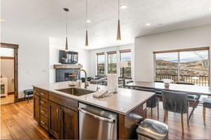 Casa de lujo, 4 habitaciones | Cocina privada | Frigorífico grande, microondas, horno y placa de cocina