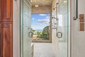 Shower, hair dryer, towels - T Mountain Ranch in Bandera (Bandera)