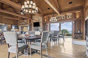 Dining - T Mountain Ranch in Bandera (Bandera)