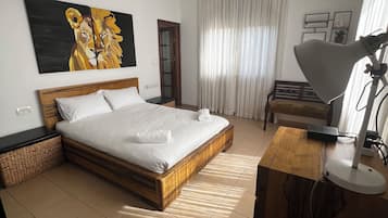 Een strijkplank/strijkijzer, wifi, beddengoed