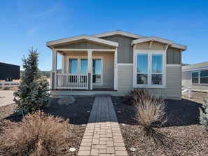 Exterior - New KBed 2-bedroom 2 Bath House with Fire Pit in Williams, Grand Canyon, Rt 66 (Williams)
