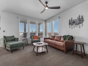 Living area - New KBed 2-bedroom 2 Bath House with Fire Pit in Williams, Grand Canyon, Rt 66 (Williams)