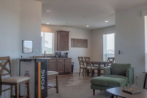 Dining - New KBed 2-bedroom 2 Bath House with Fire Pit in Williams, Grand Canyon, Rt 66 (Williams)