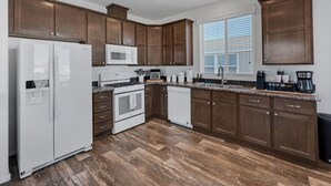 Private kitchen - New KBed 2-bedroom 2 Bath House with Fire Pit in Williams, Grand Canyon, Rt 66 (Williams)