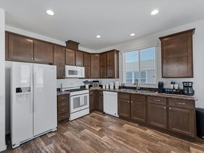Private kitchen - New KBed 2-bedroom 2 Bath House with Fire Pit in Williams, Grand Canyon, Rt 66 (Williams)