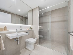 Shower, hair dryer, towels, soap - The Sky Perch- Walking distance to Accor stadium and Qudos bank Arena. (Sydney Olympic Park)
