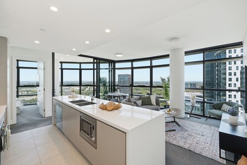 The Sky Perch- Walking distance to Accor stadium and Qudos bank Arena.