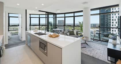 The Sky Perch- Walking distance to Accor stadium and Qudos bank Arena.