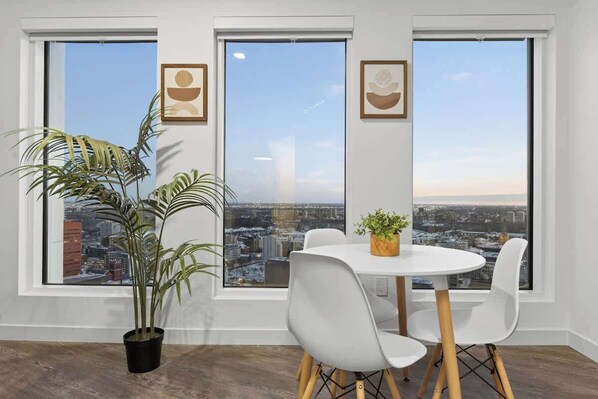 Dining - Gym, Pool Table, Rooftop Patio, Walk to Rogers (Edmonton)