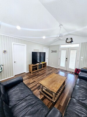 TV, fireplace - Newly Updated 3-Bedroom Beach House across from the Ocean! (Myrtle Beach)