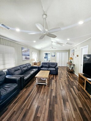 TV, fireplace - Newly Updated 3-Bedroom Beach House across from the Ocean! (Myrtle Beach)