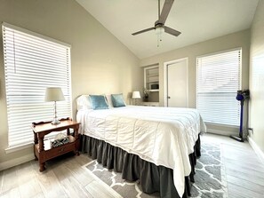 Iron/ironing board, WiFi, bed sheets - Downtown UT Austin Law School St. David’s Home Sweet Home (Austin)