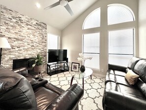 TV, fireplace - Downtown UT Austin Law School St. David’s Home Sweet Home (Austin)