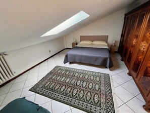 Tabla de planchar con plancha, wifi, ropa de cama