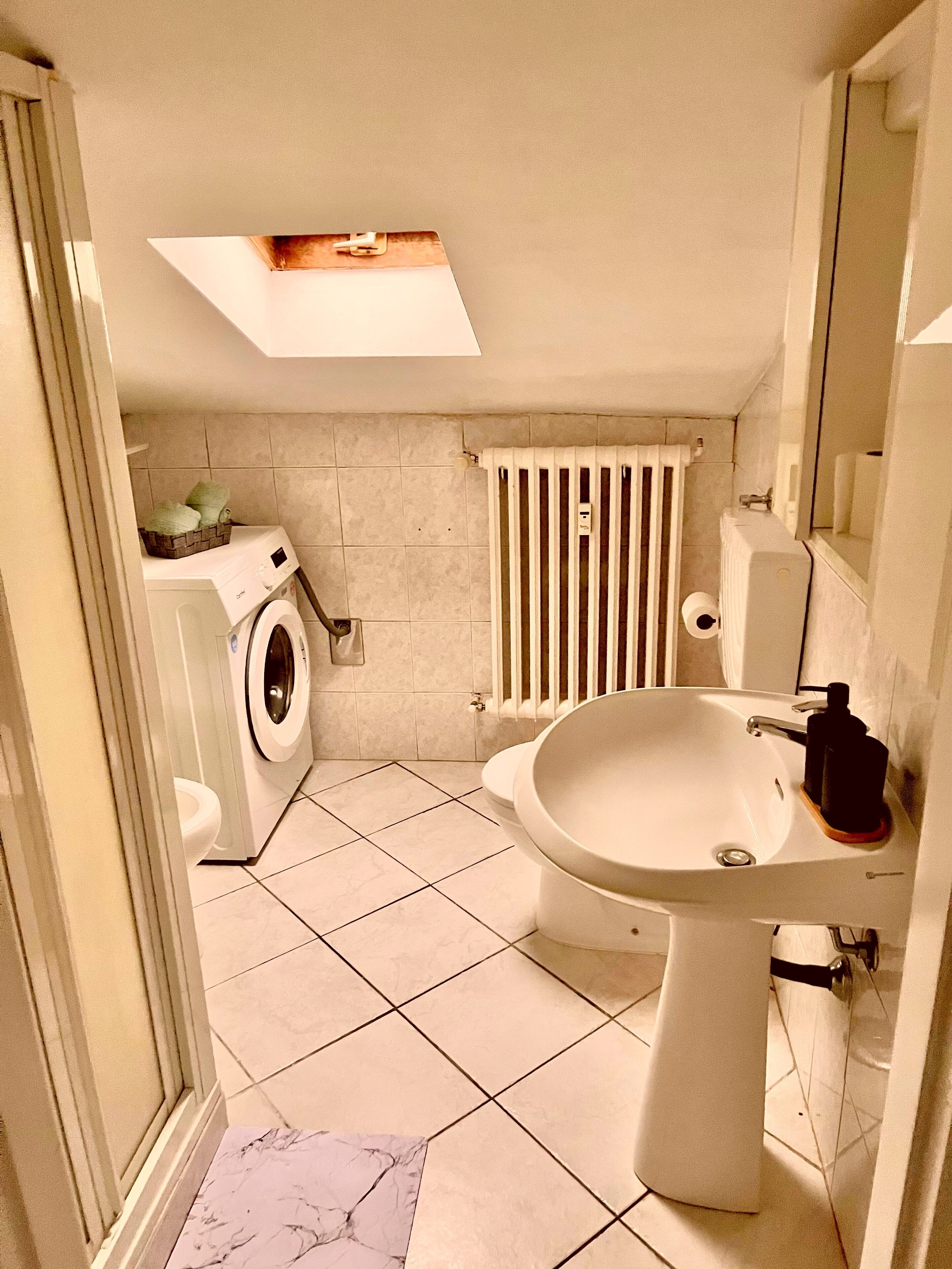 Een douche, een haardroger, een bidet, handdoeken