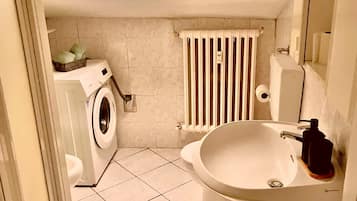 Een douche, een haardroger, een bidet, handdoeken