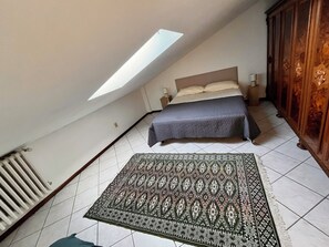 Tabla de planchar con plancha, wifi, ropa de cama