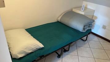 Een strijkplank/strijkijzer, wifi, beddengoed