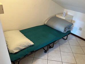 Tabla de planchar con plancha, wifi, ropa de cama