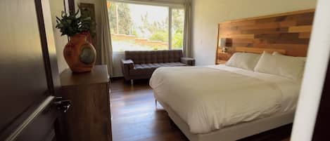 Iron/ironing board, bed sheets