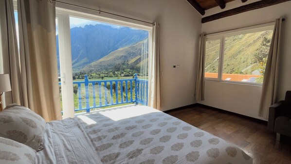 4 bedrooms, iron/ironing board, bed sheets, wheelchair access