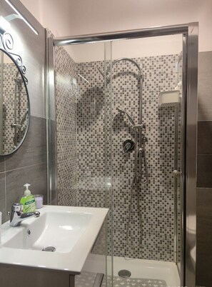 Shower, hair dryer, bidet, towels - Porta Soprana House, in heart of historic center, bright and close to everything (Genova)