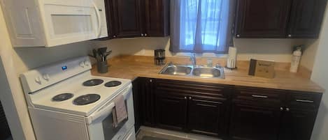 Kjøleskap, mikrobølgeovn, ovn og kokeplater