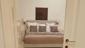 Suite Deluxe, balcon, vue sur la ville | Coffre-fort, système d’insonorisation, fer et planche à repasser