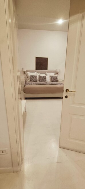 Deluxe Suite, Balcony, City View | In-room safe, soundproofing, iron/ironing board, free WiFi - Relais Piazza dei Martiri (Naples)