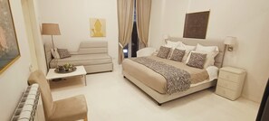 Phòng Suite Deluxe, ban công, quang cảnh thành phố | Két bảo mật tại phòng, phòng cách âm, bàn ủi/dụng cụ ủi quần áo 